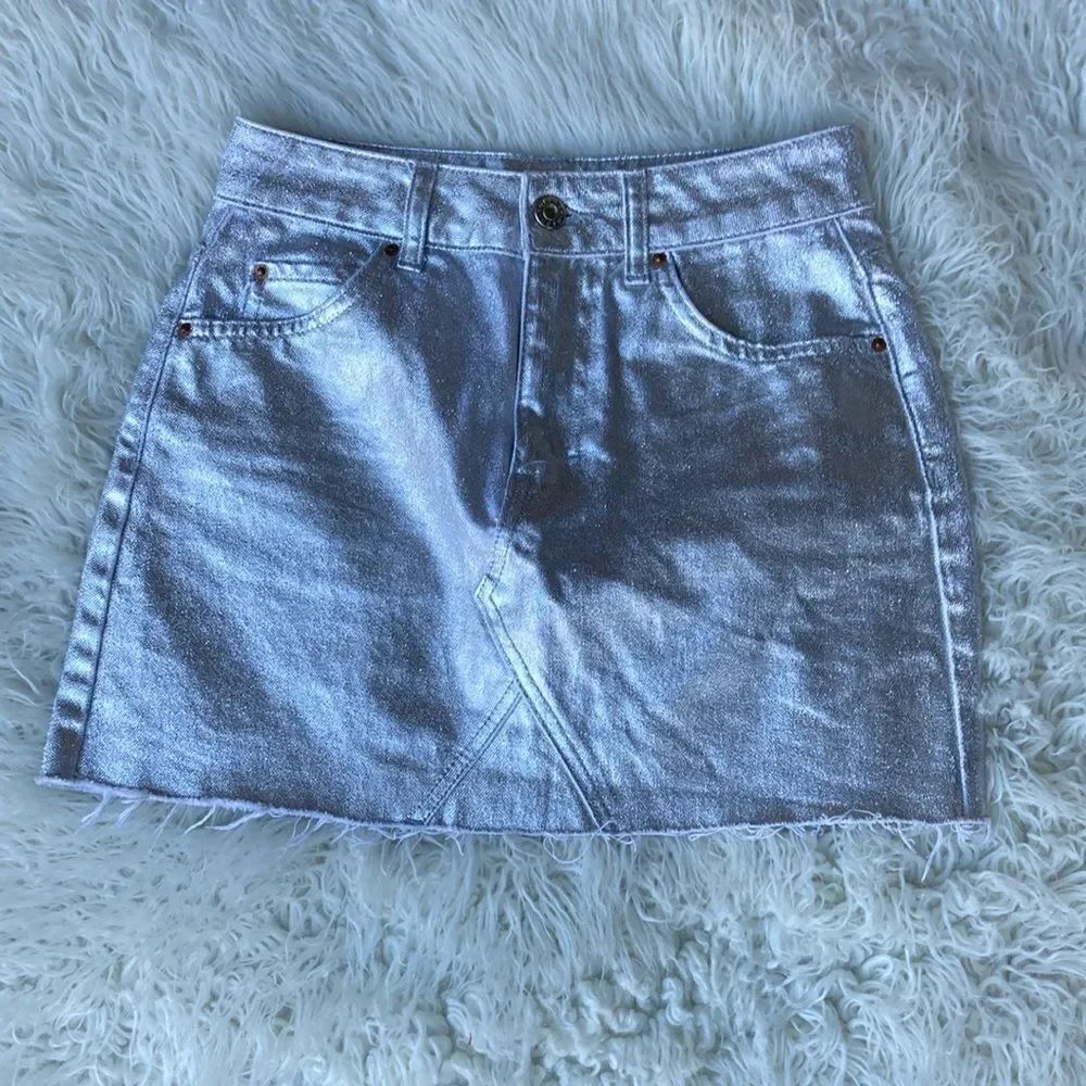 Topshop Silver Metallic Frayed Hem Moto Mini Skirt Size 6 - Picture 2 of 10